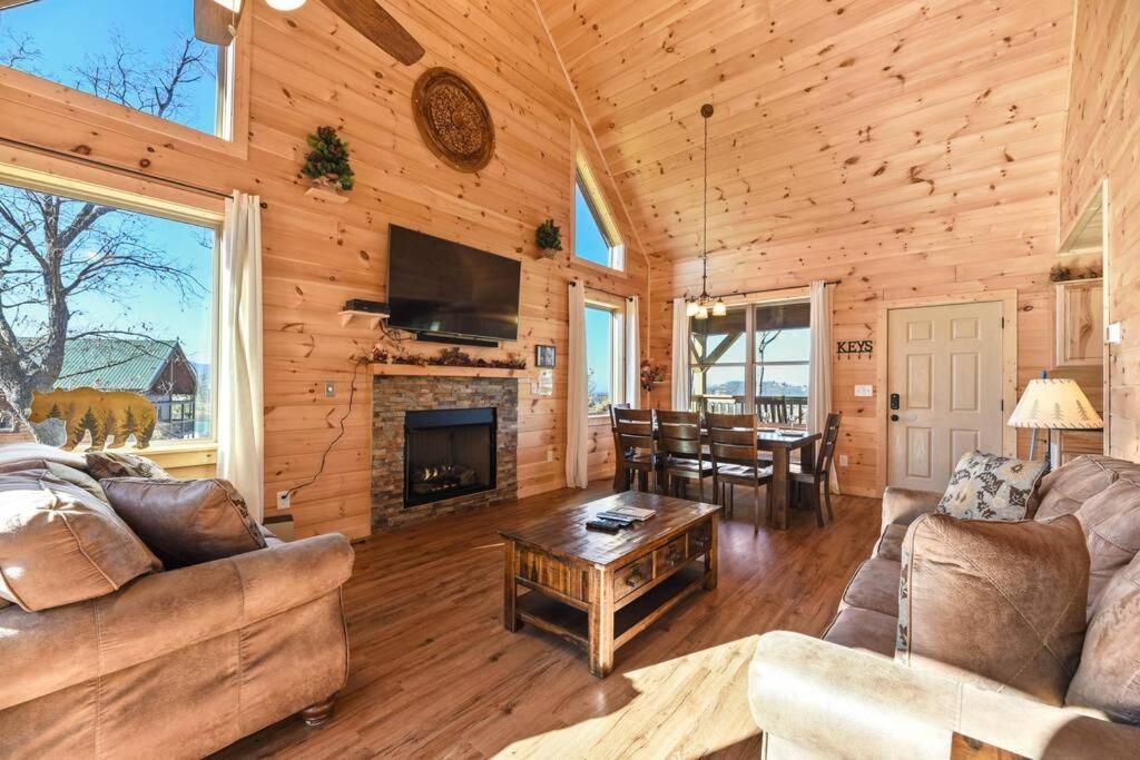Walnut Ridge Cabin. Sleeps 7-11! Hot Tub, Pool Table, Minutes To Downtown Gatlinburg! Exterior foto