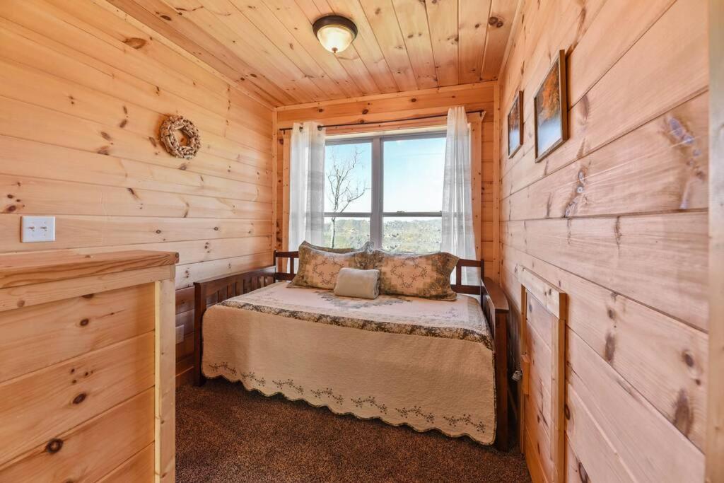 Walnut Ridge Cabin. Sleeps 7-11! Hot Tub, Pool Table, Minutes To Downtown Gatlinburg! Exterior foto