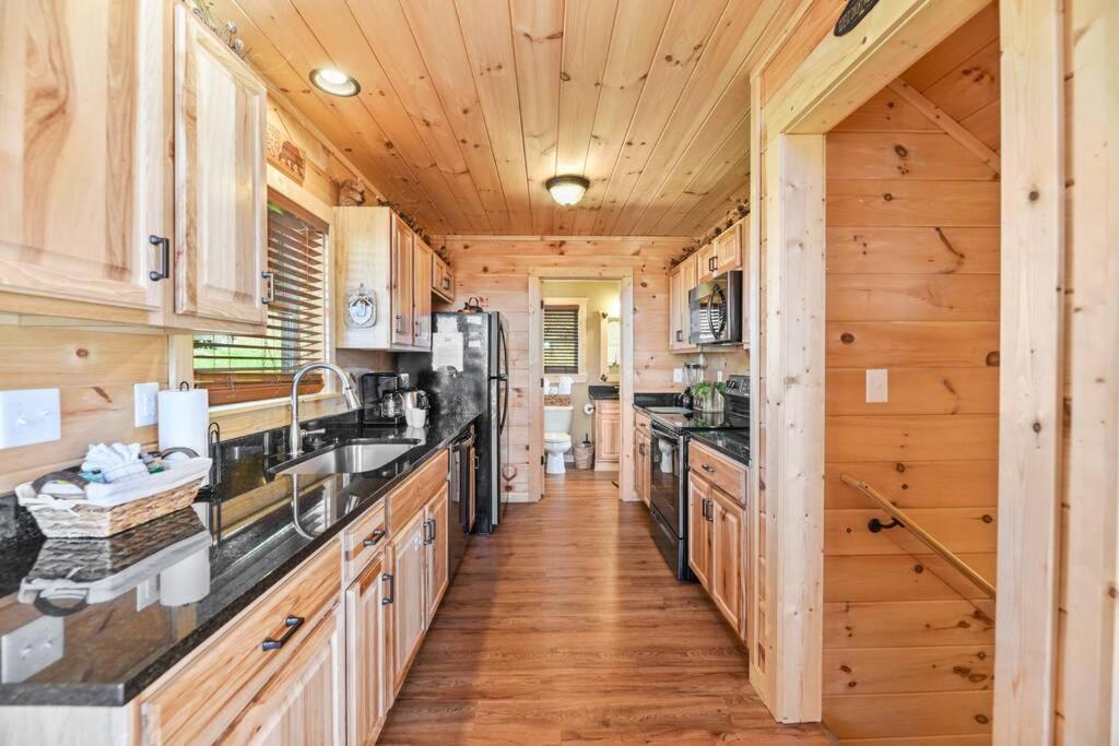 Walnut Ridge Cabin. Sleeps 7-11! Hot Tub, Pool Table, Minutes To Downtown Gatlinburg! Exterior foto