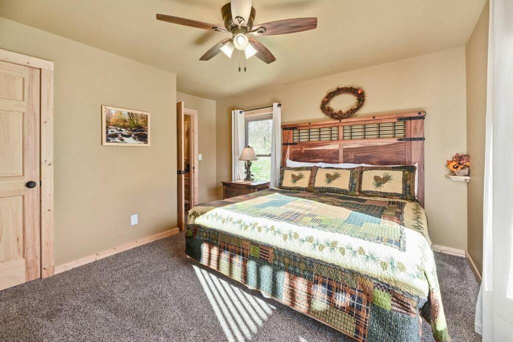Walnut Ridge Cabin. Sleeps 7-11! Hot Tub, Pool Table, Minutes To Downtown Gatlinburg! Exterior foto